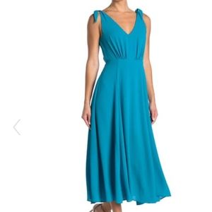 👑 Betsey Johnson V Neck Crepe Midi Dress 👑